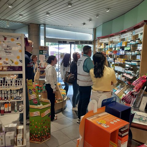 Studierende in Neue Apotheke - Offizin Freiwahl (öffnet Vergrößerung des Bildes)