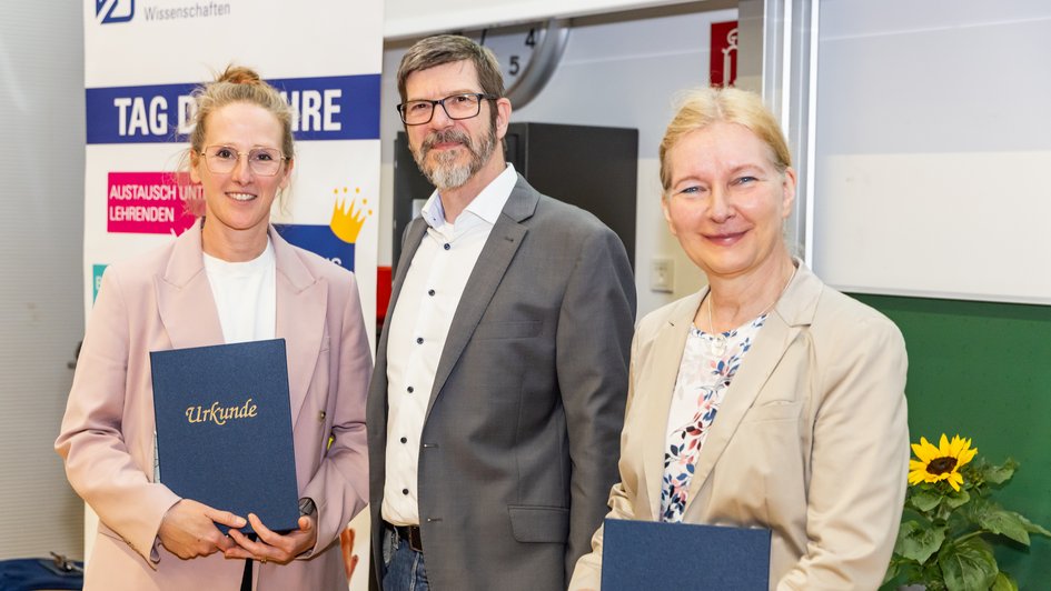 Ostfalia-Vizepräsident Prof. Dr. Thomas Benda übergibt die Landeszertifikate Hochschulbildung Niedersachsen an Sabine Nebendahl (links) und Prof. Michaela Huhn. Foto: Philipp Ziebart/Ostfalia