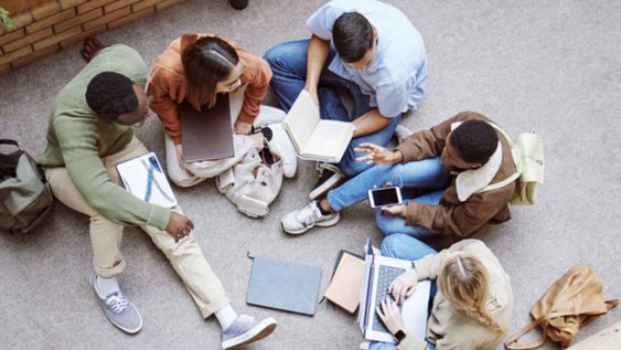 Studierende am studieren