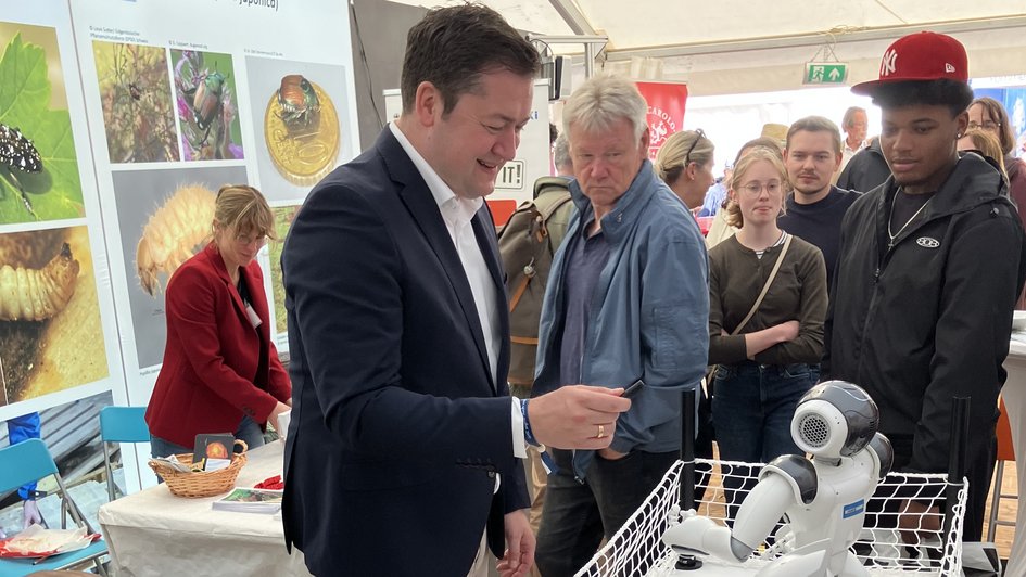 Auch Braunschweigs Oberbürgermeister Dr. Thorsten Kornblum machte beim Tag der Niedersachsen Halt am Ostfalia-Stand und interagierte mit den Robotern.