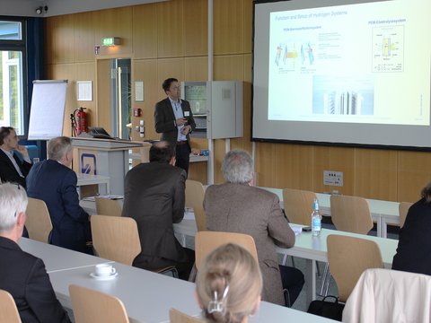 Prof. Dr.-Ing. Dennis Backofen erforscht an der Ostfalia, inwieweit wasserstoffgeführte Systeme Teil einer Kreislaufwirtschaft werden können. (öffnet Vergrößerung des Bildes)
