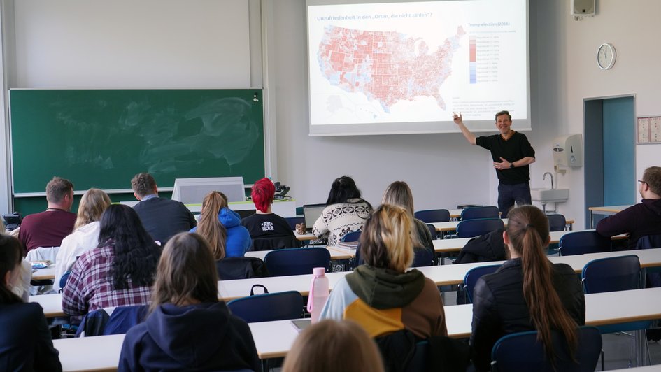 HEG-Schülerinnen und Schüler im Seminar "Gender, Diversity und Interkulturalität" von Prof. Dr. Jörg Plöger