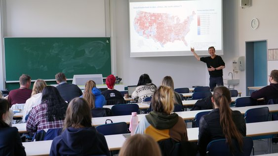 HEG-Schülerinnen und Schüler im Seminar "Gender, Diversity und Interkulturalität" von Prof. Dr. Jörg Plöger