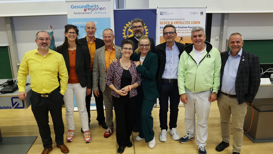 Pressefoto (Matthias Leitzke/Ostfalia): von links nach rechts: Thorsten Schildgen, Elke Katharina Meyer, Thomas Achim Werner, Frank Nesemann, Cécile Meyer-Bartsch, Prof. Dr. Denis Royer, Franziska Hohmann, Dr. Ing. Christian Biegus, Prof. Dr. Mike Hoffmeister, Frank Bolle.