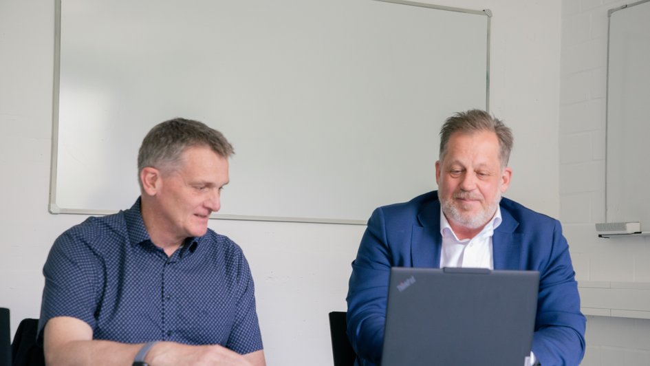 Pressefoto (Jaqueline Gebauer/Ostfalia): v.l.n.r. Prof. Dr.-Ing. Lars Kühl und Prof. Dr.-Ing. Jens Wagner koordinieren an der Ostfalia Hochschule die Forschungsarbeiten im Projekt WaTsup zur Nutzung von Trinkwasser als Wärmequelle.