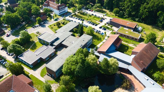 Luftbild des Campus mit Blick auf die Gebäude A, B, D, E und I
