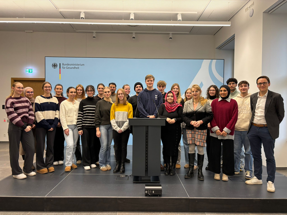 Grauppe von Studierenden mit ihren Dozierenden im BMG