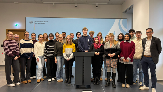 Grauppe von Studierenden mit ihren Dozierenden im BMG