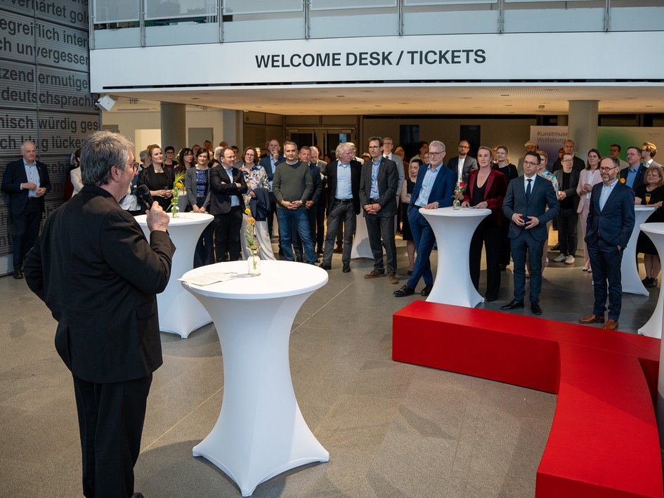 Volker Küch, Hauptberuflicher Vizepräsident für Personal und Finanzen der Ostfalia Hochschule, begrüßt den Wissenschaftsrat im Kunstmuseum Wolfsburg.