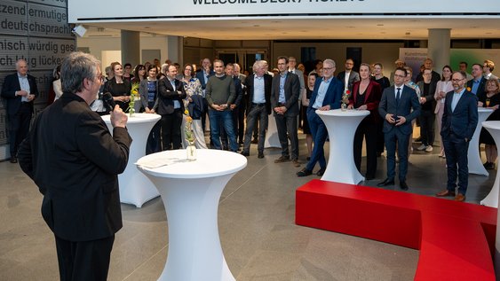 Volker Küch, Hauptberuflicher Vizepräsident für Personal und Finanzen der Ostfalia Hochschule, begrüßt den Wissenschaftsrat im Kunstmuseum Wolfsburg.