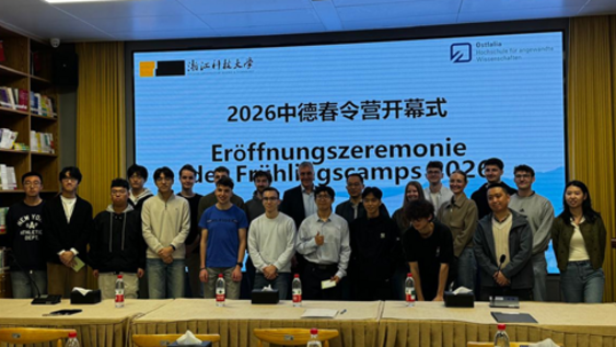 Eine Gruppe Studentin in einer Uni in China