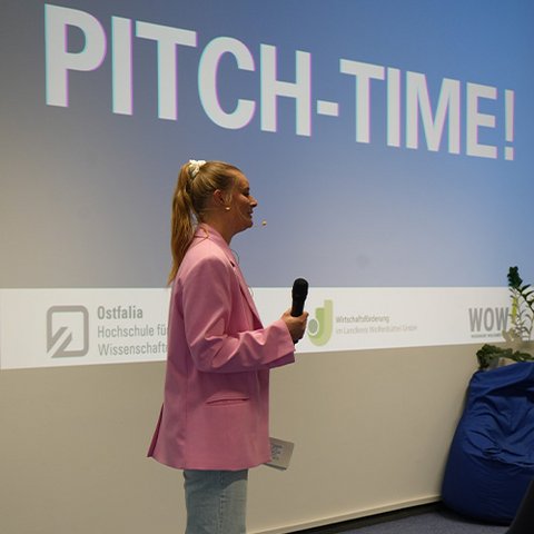 Pitch Moderation durch Katharina Rother-Schönfeld