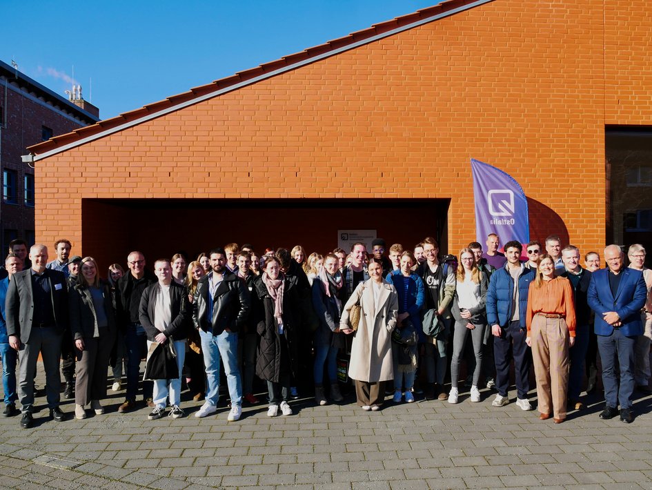 Pressefoto 1 (Paul Mandelkow/Ostfalia): Gruppenfoto bei der Erstsemesterbegrüßung der Ostfalia am Campus Suderburg. 