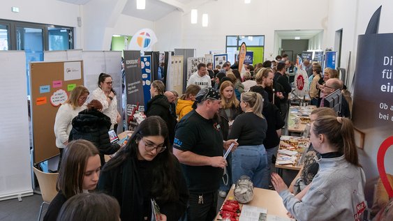 Pressefoto (Ostfalia/Alec Pein): Archivbild vom vergangenen Markt der Möglichkeiten: Auch in diesem Semester wird wieder reges Interesse von Studierenden und Fachkräften aus der Praxis erwartet.