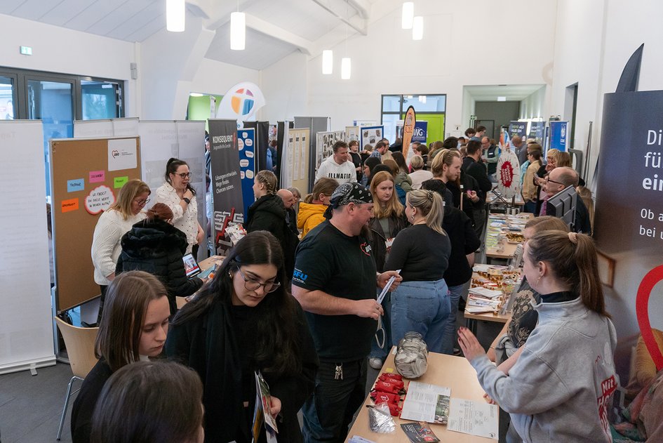 Pressefoto (Ostfalia/Alec Pein): Archivbild vom vergangenen Markt der Möglichkeiten: Auch in diesem Semester wird wieder reges Interesse von Studierenden und Fachkräften aus der Praxis erwartet.