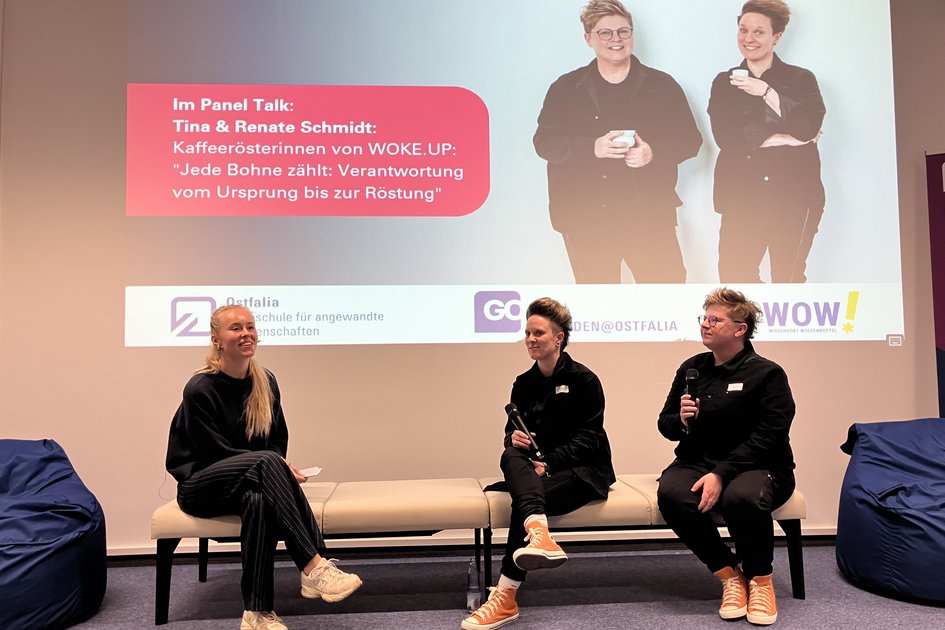 Die Gründerinnen Tina und Renate Schmidt (rechts) beim Ostfalia Startup-Lunch. Links ist die Moderatorin Lee Schiewald.
