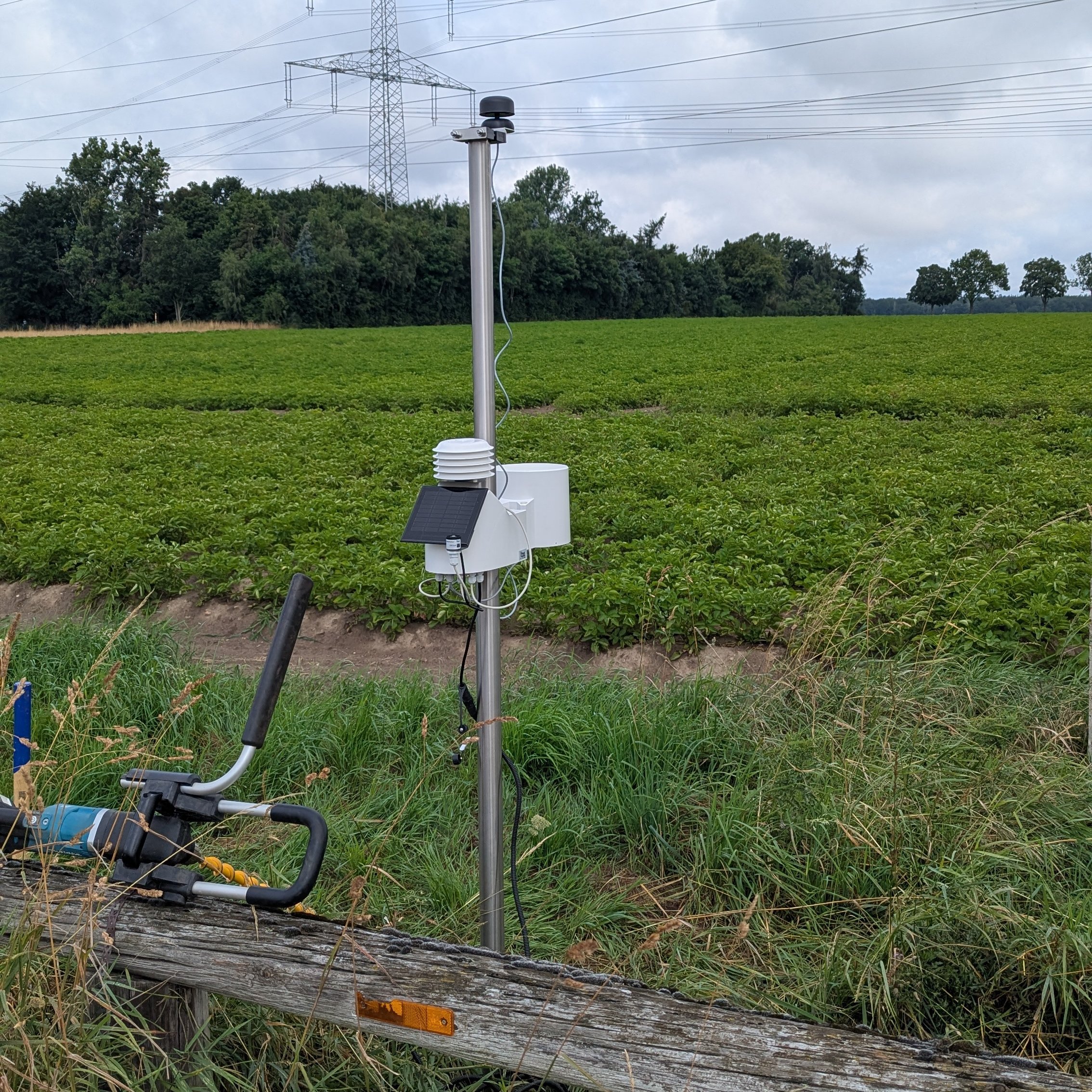 Installation einer Pessl Instruments Wetterstation für die Versuchsflächen der WARUP KG
