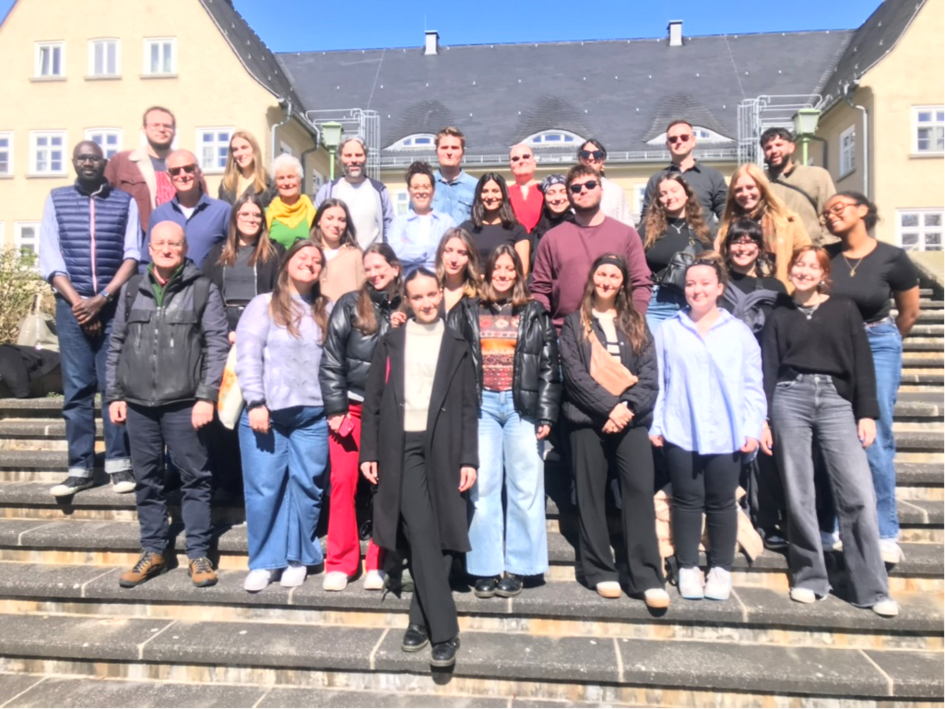 Gruppenfoto aller Teilnehmenden am 29. Trinationalen Seminar auf den Treppen vor der Bibliothek am Exer.