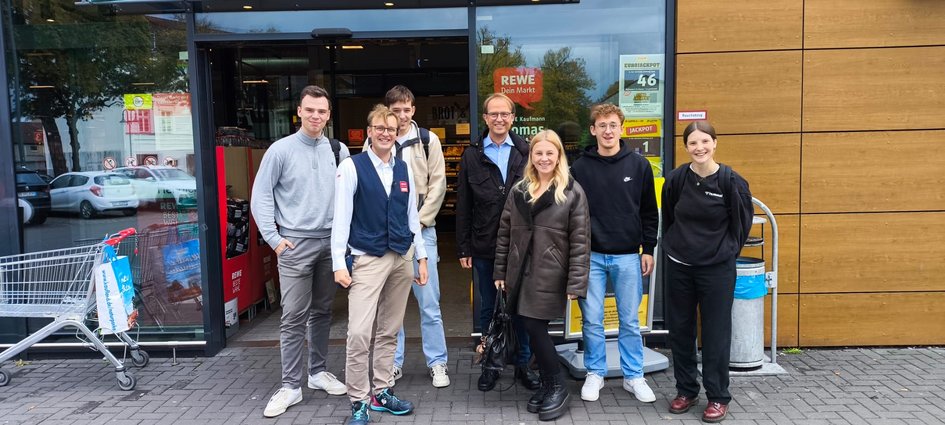 Die Studierenden mit Prof. Dr. Christian Rafflenbeul-Schaub und Lea Kruckenberg (mittig).