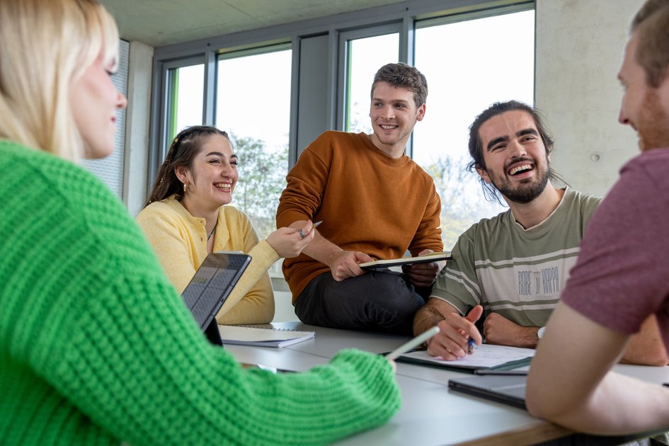 Studierende der Ostfalia Hochschule am Campus Salzgitter. Dort kann man unter anderem Stadt- und Regionalmanagement studieren.