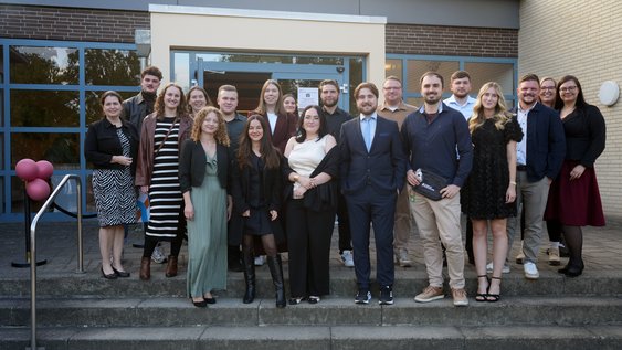 (Marie Ruhm/Ostfalia): Dekanin Prof. Dr. Kirsten Wegner (links im Bild) und die Absolventinnen und Absolventen des Sommersemesters 2025 der Fakultät Handel und Soziale Arbeit an der Ostfalia Hochschule in Suderburg. 