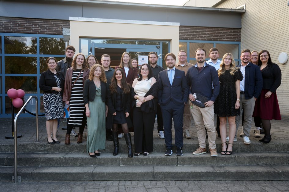 (Marie Ruhm/Ostfalia): Dekanin Prof. Dr. Kirsten Wegner (links im Bild) und die Absolventinnen und Absolventen des Sommersemesters 2025 der Fakultät Handel und Soziale Arbeit an der Ostfalia Hochschule in Suderburg. 