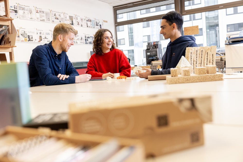 Drei Studierende der Ostfalia beschäftigen sich mit nachwachsenden Rohstoffen, nachhalltigen Materialien und Industriedesign. Am Campus Wolfsburg kann man unter anderem Material + Technisches Design studieren.