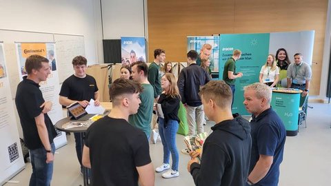 Teilnehmende bei der Recruiting Night 2024 in Wolfenbüttel. Die Ostfalia Hochschule für angewandte Wissenschaften bietet zahlreiche Studiengänge im Praxisverbund an.
