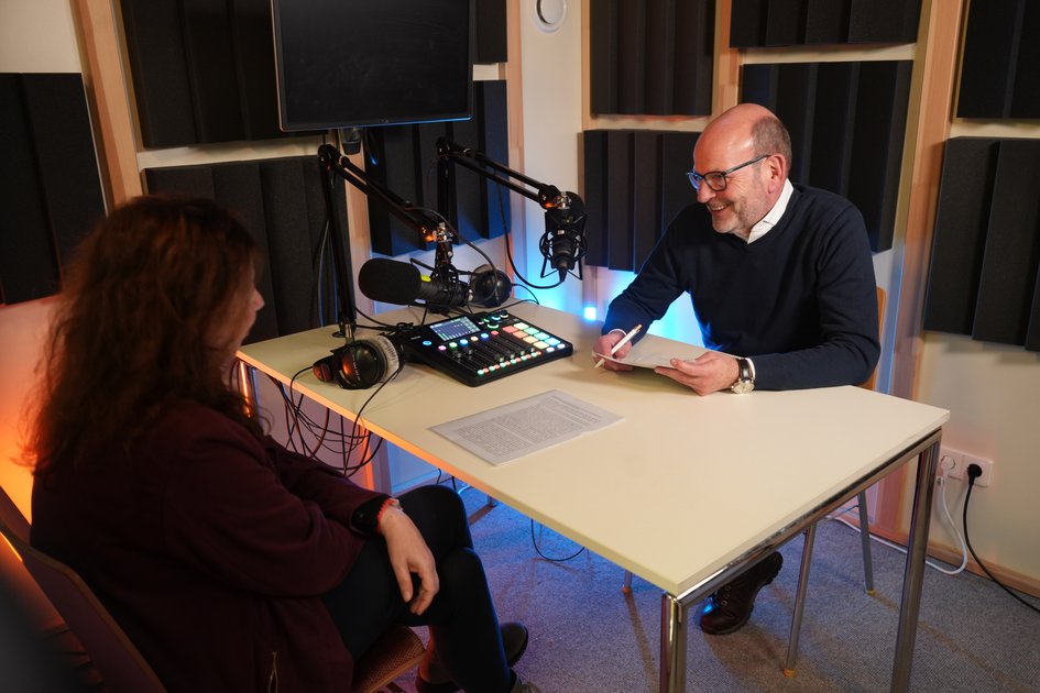 Prof. Dr. Ilona Lubitz und Prof. Dr. Heinz-Dieter Quack im Gespräch über psychologische Kompetenz im Kinderschutz im Ostfalia Podcast