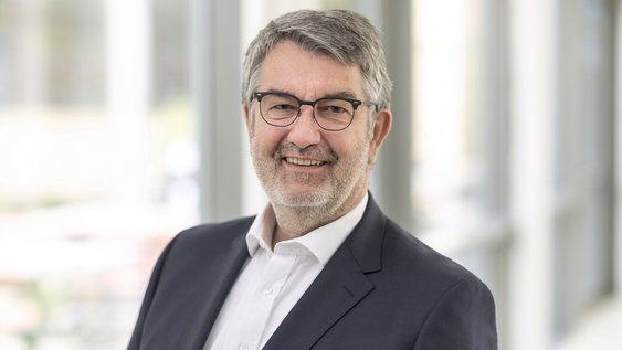 Volker Küch führt ab sofort die Amtsbezeichnung „Präsident (m. d. W. d. G. b.)“ und bleibt gleichzeitig Hauptberuflicher Vizepräsident für Personal und Finanzen.