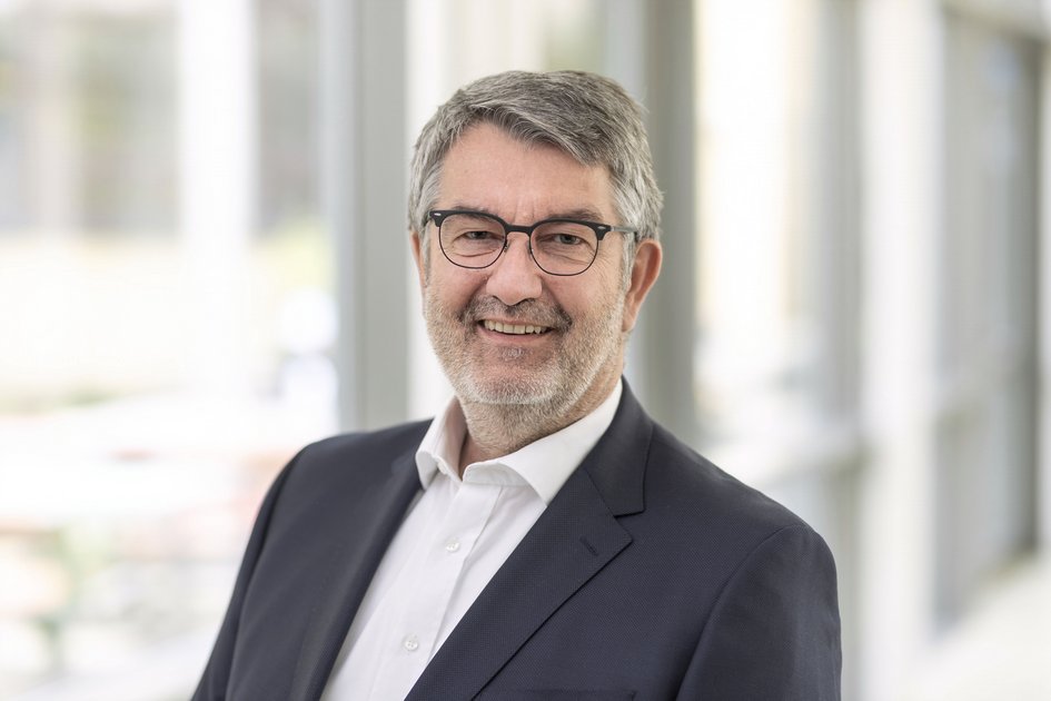 Volker Küch führt ab sofort die Amtsbezeichnung „Präsident (m. d. W. d. G. b.)“ und bleibt gleichzeitig Hauptberuflicher Vizepräsident für Personal und Finanzen.