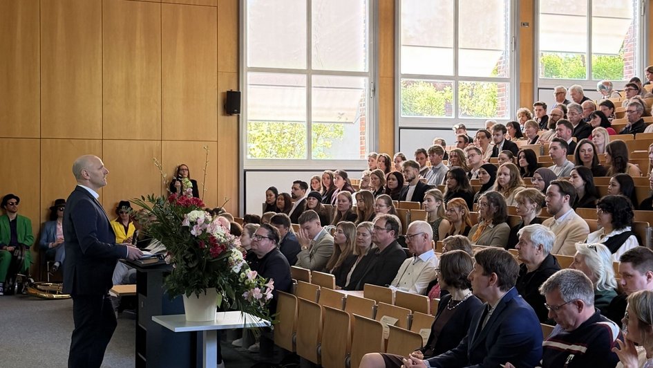 Press photo (Laurids Raue/Jennifer O'Brien/Ostfalia): More than 160 of the almost 400 graduates received their Bachelor's and Master's certificates in person in the Audimax at Ostfalia's Salzgitter campus