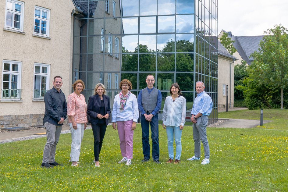 Pressefoto (Stefan Thiede-Mysliewitz/Ostfalia): Beim Gründungstreffen des Beirats zum neuen dualen Studiengang Soziale Arbeit (von links): Felix Siebert (Stellv. Geschäftsführer/Prokurist, Diakonische Dienste Goslar), Prof. Dr. Sandra Verena Müller (Dekanin der Fakultät Soziale Arbeit), Prof. Dr. Andrea Friedrich (Sozialdezernentin, Landkreis Peine), Prof. Dr. Claudia Kaiser (Studiendekanin, Fakultät Soziale Arbeit), Karl Gröpler (Leiter des Praxisamts, Fakultät Soziale Arbeit), Prof. Dr. Sina Motzek-Öz (Prodekanin Fakultät Soziale Arbeit), Volker Tetzel (Fachbereich Kinder, Jugend und Familie, Stadt Braunschweig).
