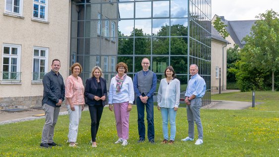 Pressefoto (Stefan Thiede-Mysliewitz/Ostfalia): Beim Gründungstreffen des Beirats zum neuen dualen Studiengang Soziale Arbeit (von links): Felix Siebert (Stellv. Geschäftsführer/Prokurist, Diakonische Dienste Goslar), Prof. Dr. Sandra Verena Müller (Dekanin der Fakultät Soziale Arbeit), Prof. Dr. Andrea Friedrich (Sozialdezernentin, Landkreis Peine), Prof. Dr. Claudia Kaiser (Studiendekanin, Fakultät Soziale Arbeit), Karl Gröpler (Leiter des Praxisamts, Fakultät Soziale Arbeit), Prof. Dr. Sina Motzek-Öz (Prodekanin Fakultät Soziale Arbeit), Volker Tetzel (Fachbereich Kinder, Jugend und Familie, Stadt Braunschweig).