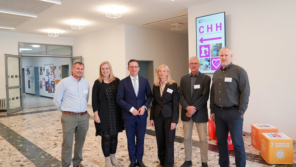 Pressefoto (Nadine Zimmer/Ostfalia): Ministerbesuch am Campus Suderburg der Ostfalia Hochschule (von links nach rechts): Der CHH-Vorsitzende Prof. Dr. Markus Wallner, Ostfalia-Präsidentin Prof. Dr. Julia Siegmüller, Niedersachsens Wissenschaftsminister Falko Mohrs, Prof. Dr. Regina Nogueira von der Leibniz Universität Hannover, Prof. Dr. Paul Becher von der Stiftung Tierärztliche Hochschule Hannover sowie Prof. Dr. Thorsten Albers, Dekan der Fakultät Bau-Wasser-Boden.