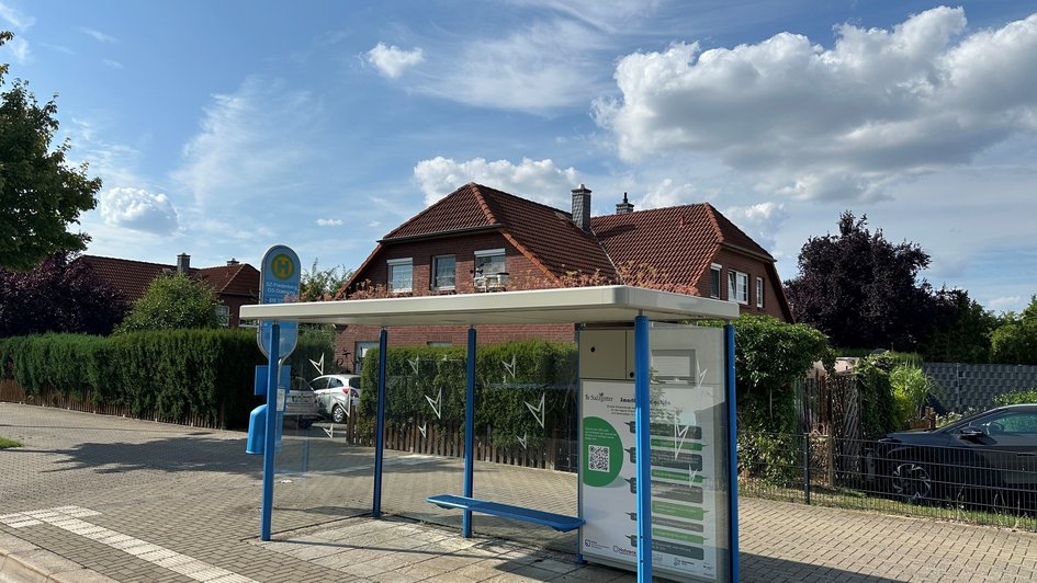 Fertiginstallierte Haltestelle in Salzgitter Dürerring mit Gründach und Wetterstation 