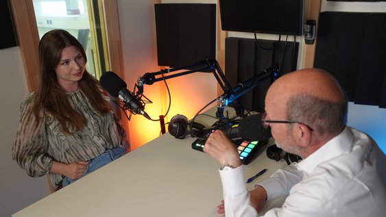 Laura Risse und Heinz-Dieter Quack im Studio bei der Aufnahme von "Einfach Forschung"