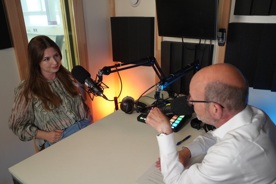 Laura Risse und Heinz-Dieter Quack im Studio bei der Aufnahme von "Einfach Forschung"