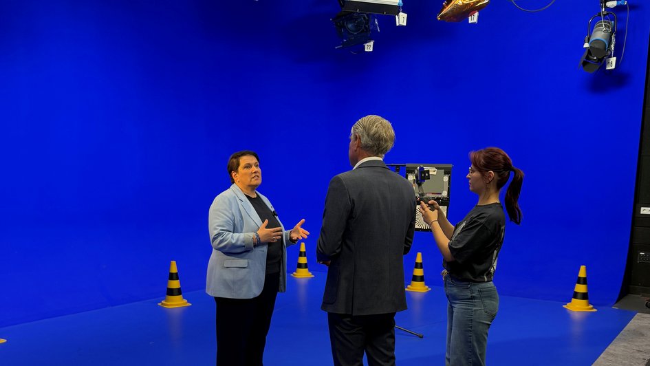 Pressefoto: Ministerin Melanie Walter mit Ostfalia-Projektleiter Prof. Dr. Harald Rau im TV-Studio.