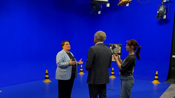 Pressefoto: Ministerin Melanie Walter mit Ostfalia-Projektleiter Prof. Dr. Harald Rau im TV-Studio.