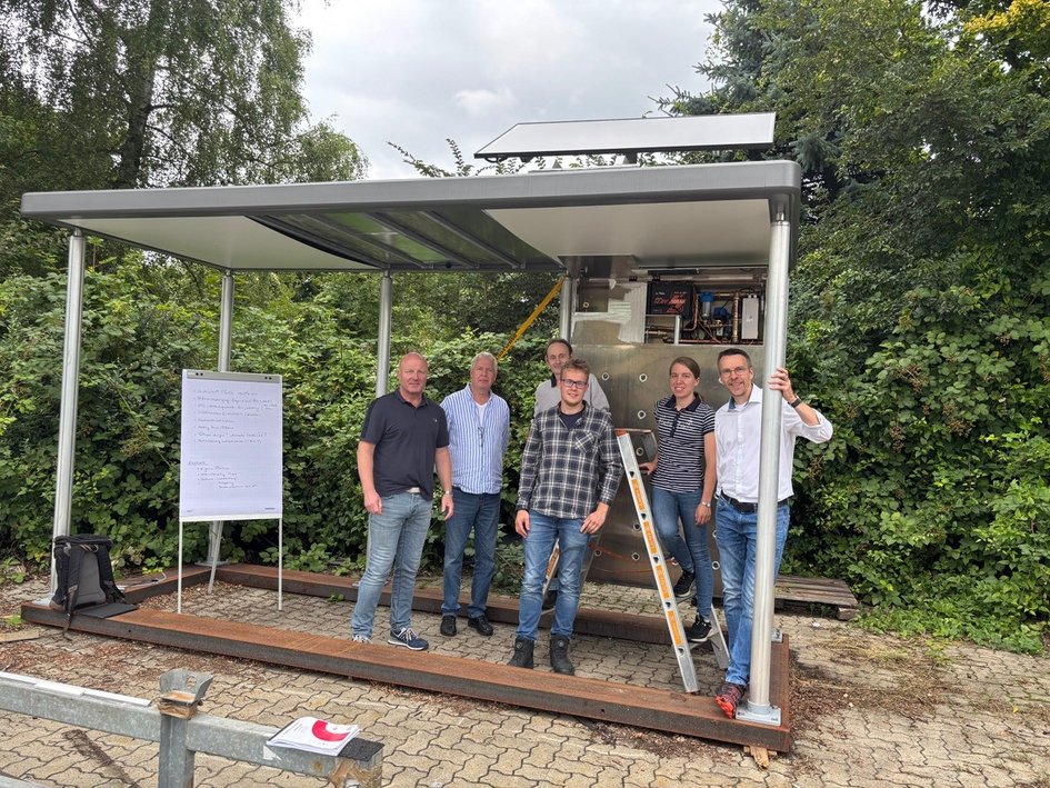The first prototype of the bus shelter with self-sufficient irrigation technology has been completed. From left to right: Mike Weiterer (Hohrenk Systemtechnik GmbH, Managing Director), Falko Missikewitz (Hohrenk Systemtechnik GmbH, Managing Director), Tobias Ellrott (Hohrenk Systemtechnik GmbH, Project Manager), Shahin Hahn (Ostfalia/Hohrenk Systemtechnik GmbH, mechanical engineering student on practical semester), Anja Krauth (Ostfalia HaW, project employee), Prof. Dr Andreas Ligocki (Ostfalia HaW, Project Manager)