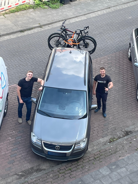 Die beiden Studierenden Luis und Adrian bei der Abreise nach Norwegen (öffnet Vergrößerung des Bildes)
