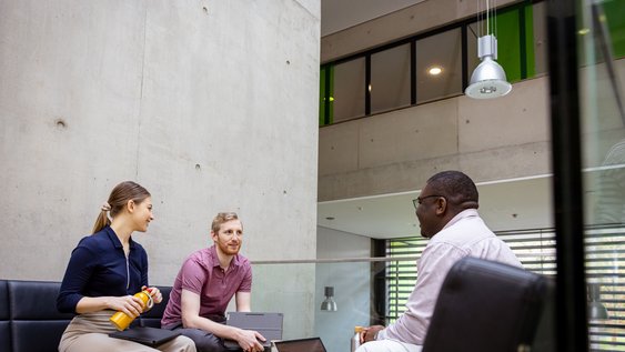 Studierende auf einem Sofa