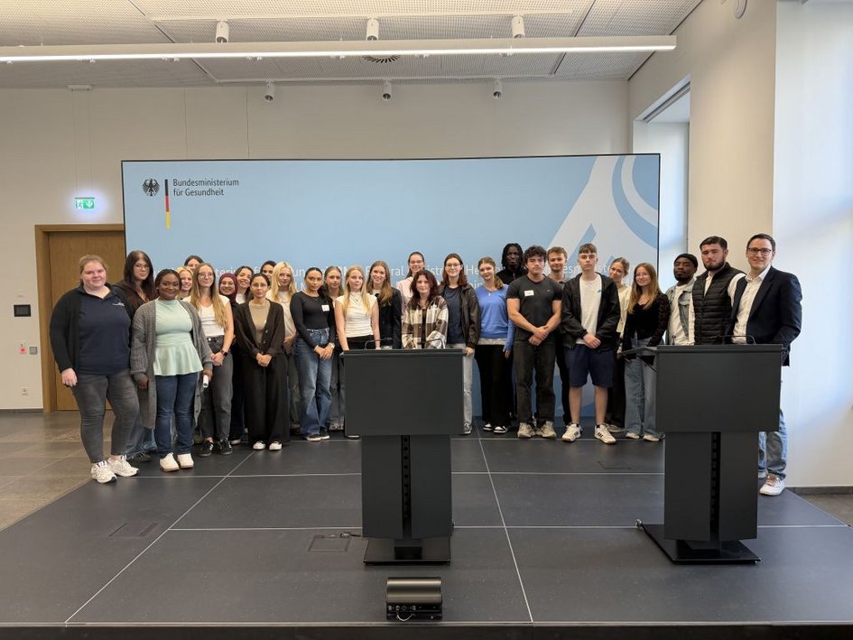 Die Studierenden und Prof. Dr. Miedaner im BMG