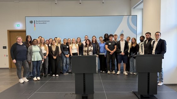 Die Studierenden und Prof. Dr. Miedaner im BMG