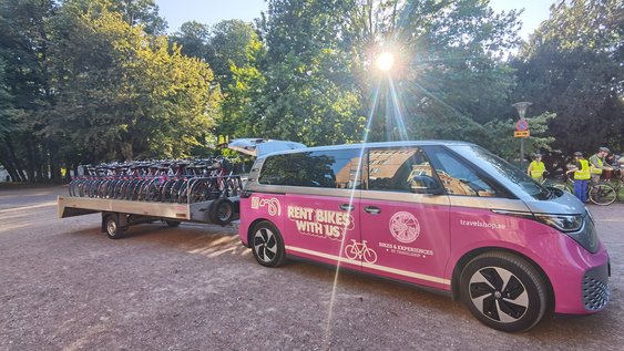 Fahrräder auf Anhänger an Auto