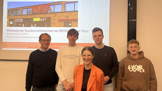 Prof. Rafflenbeul-Schaub und seine Studierenden vor der Präsentation der Analyse