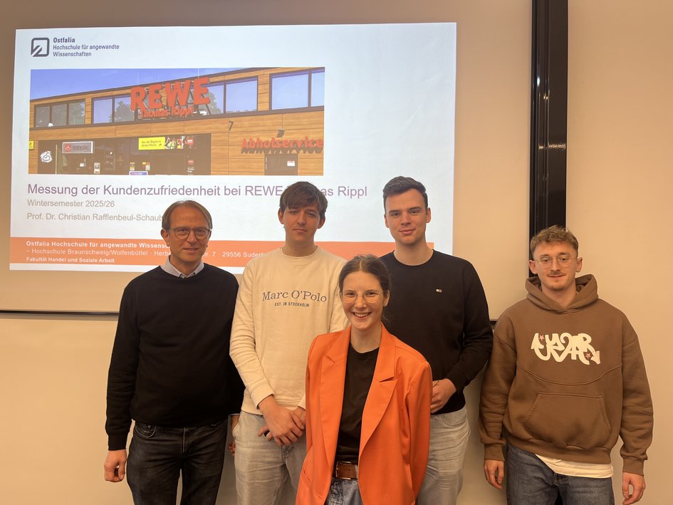 Prof. Rafflenbeul-Schaub und seine Studierenden vor der Präsentation der Analyse