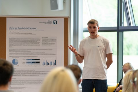 Tim Biebow stellt das Projekt zum subjektiven Sicherheitsgefühl von Mitarbeitenden am Hauptbahnhof Hannover vor. (öffnet Vergrößerung des Bildes)