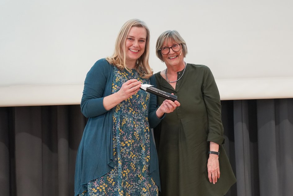 Pressefoto 2 (Nadine Zimmer/Ostfalia): Prof. Dr. Rosemarie Karger (rechts) übergab symbolisch den Staffelstab an die neue Präsidentin der Ostfalia Hochschule, Prof. Dr. Julia Siegmüller.